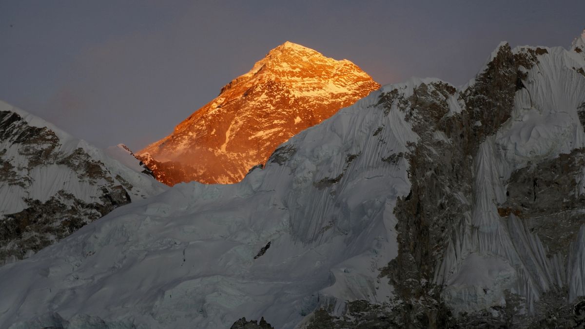 Koronavirem se na Mount Everestu nakazila minimálně stovka lidí